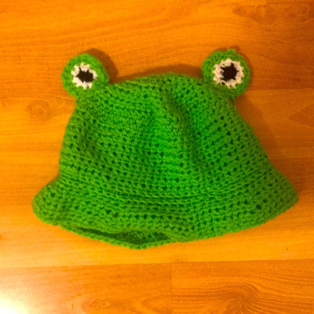 Green frog crochet hat